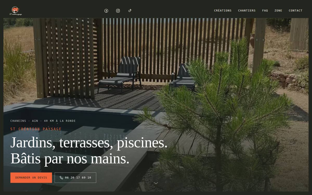 Page d'accueil du site ST Création Paysage : une terrasse en bois, titre « Jardins, terrasses, piscines. Bâtis par nos mains. »